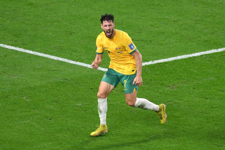 El australiano Mathew Leckie convirtió el único gol de Australia ante Dinamarca; el elenco oceánico pasó