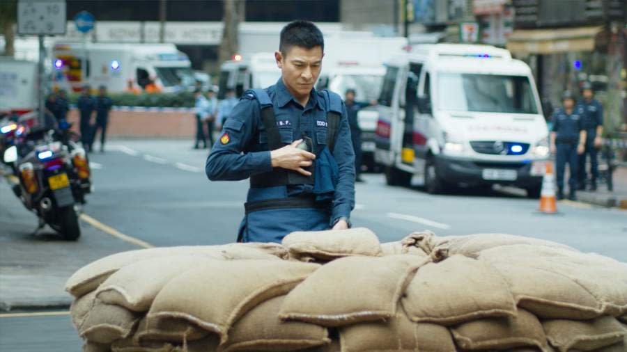 《拆彈專家2》從警察變成定時炸彈，劉德華在憤怒什麼？｜膝關節影評專欄（圖七）