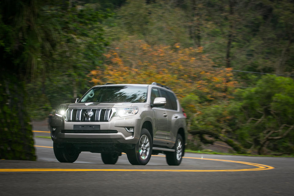 大樑式車身結構行駛特性依舊於 Land Cruiser Prado 身上展露無遺，對於碎震的抑制能力較差。