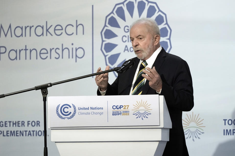 El presidente electo de Brasil, Luiz Inacio Lula da Silva, pronuncia un mensaje durante la Cumbre Climática de la ONU COP27 en Sharm el-Sheij, Egipto, el miércoles 16 de noviembre de 2022. (AP Foto/Nariman El-Mofty)