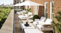 <p>Apropos Terrasse: Die Terrace Suite im Mark in New York schnappt der Suite aus Genf den ersten Rang weg. Nach “Travel.nine.com.au”-Ranking ist die Suite aktuell die teuerste der Welt. Für 87.000 Euro pro Nacht, was rund 100.000 Dollar entspricht, erhält man nicht nur massig viel Platz, sondern auch einen Blick auf den Central Park. (Foto: Themarkhotel.com) </p>