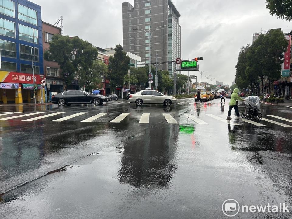 氣象署表示，今天各地易有短暫陣雨或雷雨，西半部及宜蘭、花蓮地區易有局部大雨。   圖：林岑韋／（資料照）