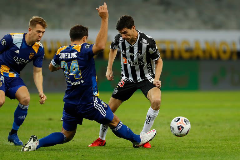 Nacho Fernández frente a Carlos Izquierdoz durante el partido de Copa Libertadores 2021 que disputan Boca Juniors y Atlético Mineiro.