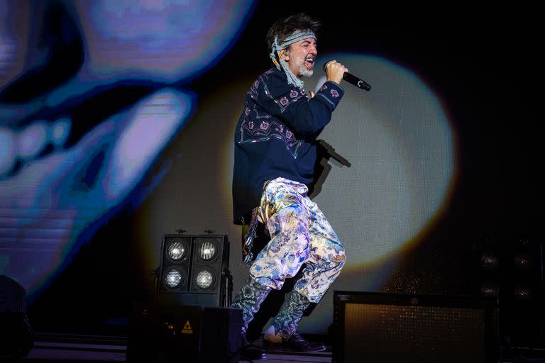 Adrián Dárgelos, cantante de Babasónicos, en el segundo día de Cosquín Rock 2023