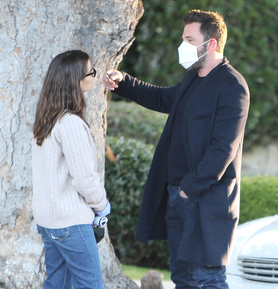 Jennifer Garner and Ben Affleck meet for a chat in Santa Monica. 09 Dec 2021 Pictured: Jennifer Garner, Ben Affleck. Photo credit: MEGA TheMegaAgency.com +1 888 505 6342 (Mega Agency TagID: MEGA813237_017.jpg) [Photo via Mega Agency]