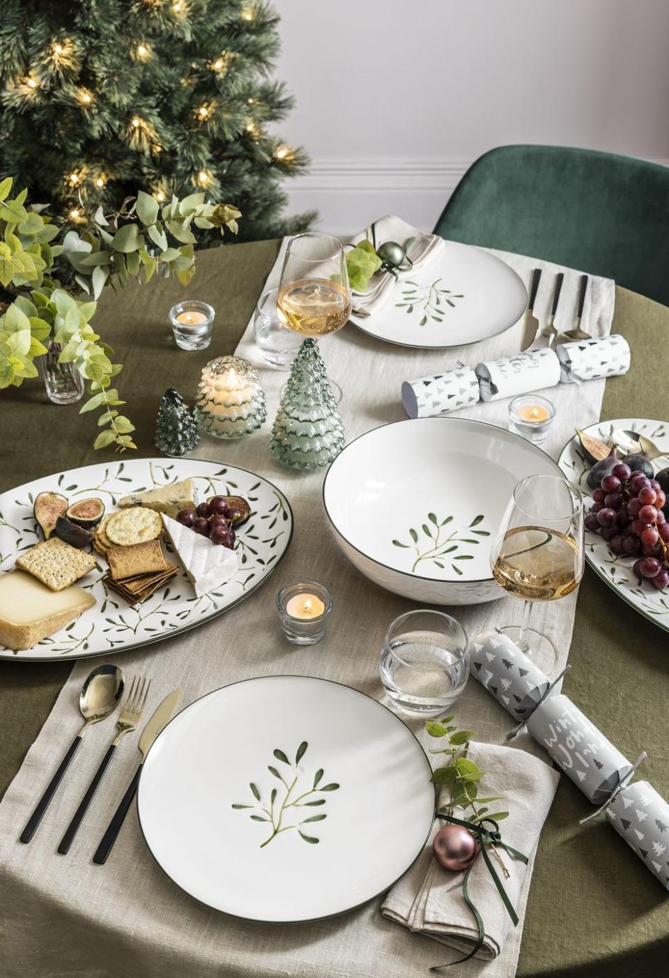 <p>Set the scene with Tesco's Mistletoe Dinner Plates (£6), Mistletoe Platter (£12) and matching serving bowl (£8). It's a simple way to add festive cheer to your table (and serve your cheeseboard in style). </p><p><a class="link " href="https://www.tesco.com/groceries/en-GB/search?query=homeware" rel="nofollow noopener" target="_blank" data-ylk="slk:SHOP HOMEWARE AT TESCO;elm:context_link;itc:0;sec:content-canvas">SHOP HOMEWARE AT TESCO</a></p>