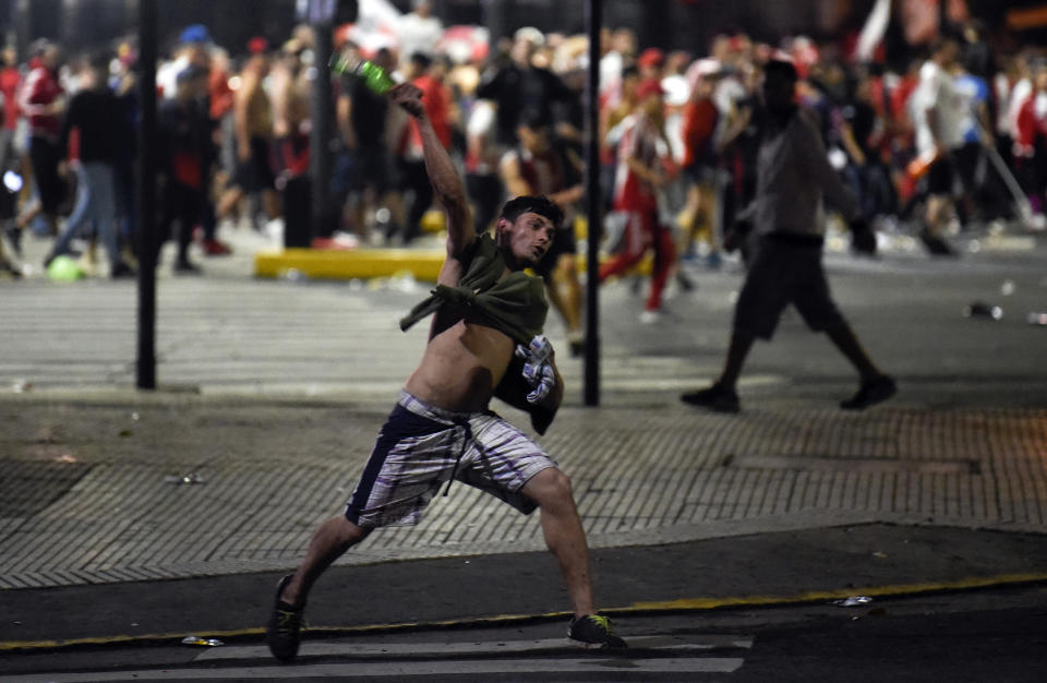 Varios aficionados se enfrentan en las calles del centro de Buenos Aires después de la victoria de River Plate por 3-1 sobre Boca Juniors en el juego de vuelta de la final de la Copa Libertadores, el domingo 9 de diciembre de 2018. (AP Foto/Gustavo Garello)