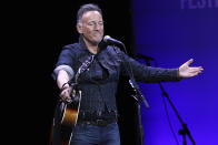 "The boss", Bruce Springsteen, uno dei cantautori più amati negli Stati Uniti, sostiene Joe Biden. Il suo brano "The Rising", scritto nel 2001 in seguito all'attentato delle Torri Gemelle, è stato utilizzato dal candidato dem per la sua convention a Milwaukee. (Photo by Greg Allen/Invision/AP)