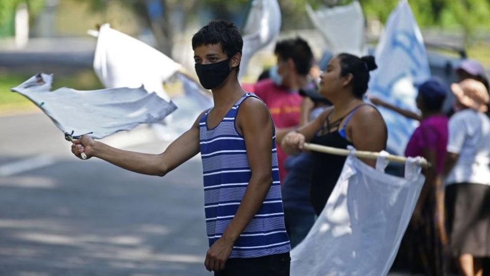 Salvadoreños reclaman la necesidad de comida tras la caída de remesas por las restricciones del coronavirus.