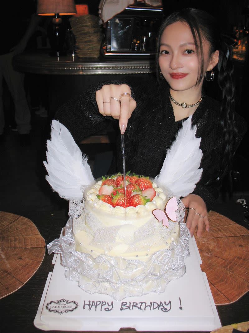 張韶涵生日蛋糕藏著〈隱形的翅膀〉。（圖／翻攝自臉書）