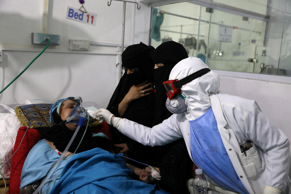 Corona-Patientin in einer Klinik in Sanaa im Juni (Bild: Reuters/Khaled Abdullah)