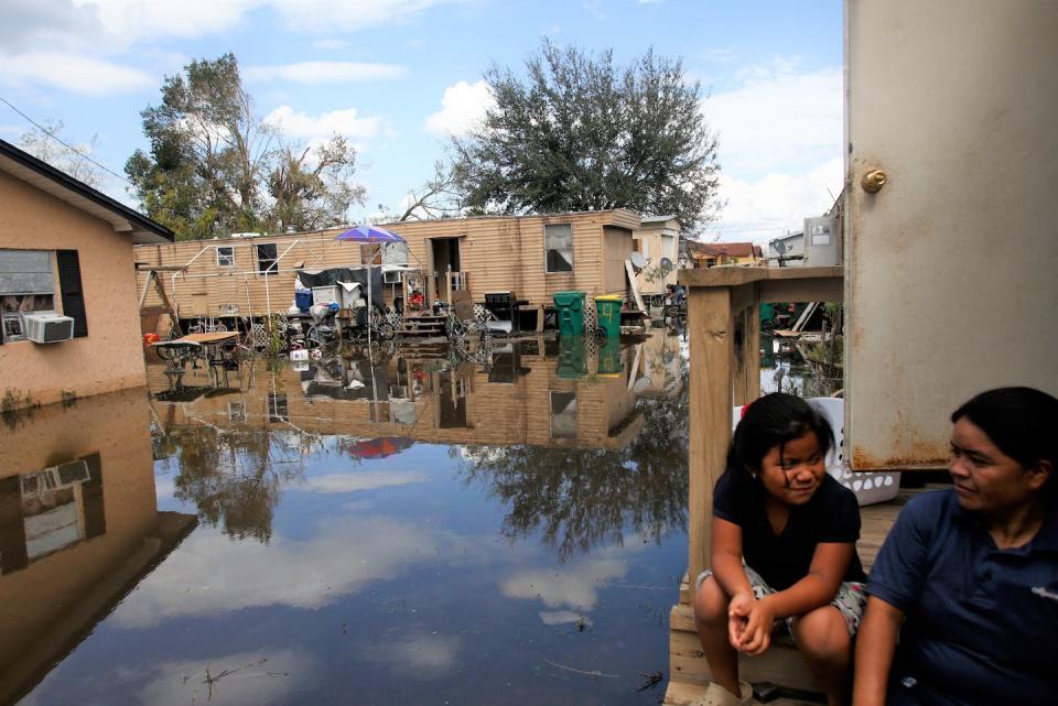 Las inundaciones provocadas por huracanes como Irma en Florida pueden saturar los sistemas de alcantarillado y propagar patógenos. <a href="https://www.gettyimages.com/detail/news-photo/with-their-homes-surrounded-by-water-that-they-fear-may-be-news-photo/846597496" rel="nofollow noopener" target="_blank" data-ylk="slk:Brian Blanco / Getty Images;elm:context_link;itc:0;sec:content-canvas" class="link ">Brian Blanco / Getty Images</a>