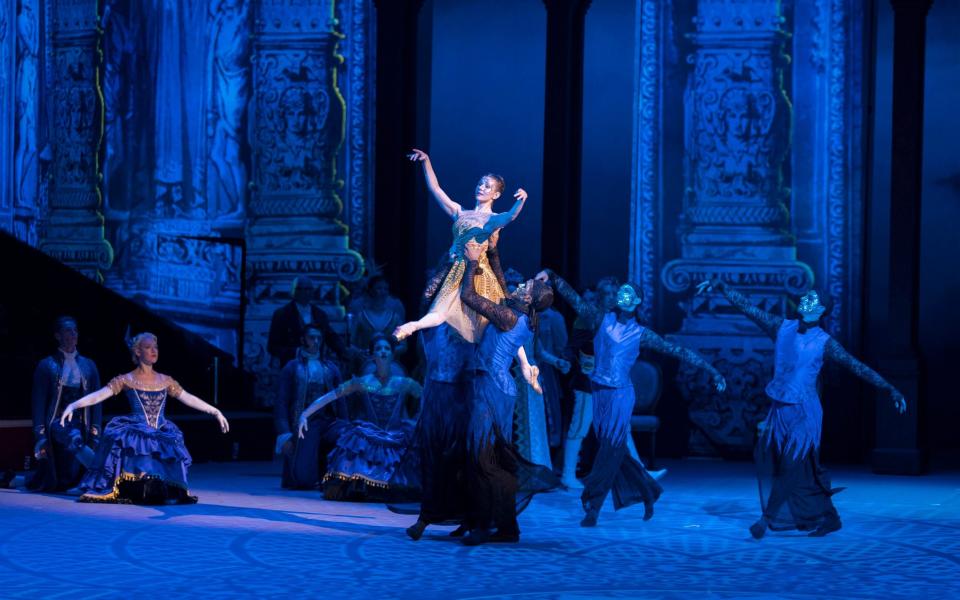 Cinderella performed by English National Ballet -  Alastair Muir/ amx