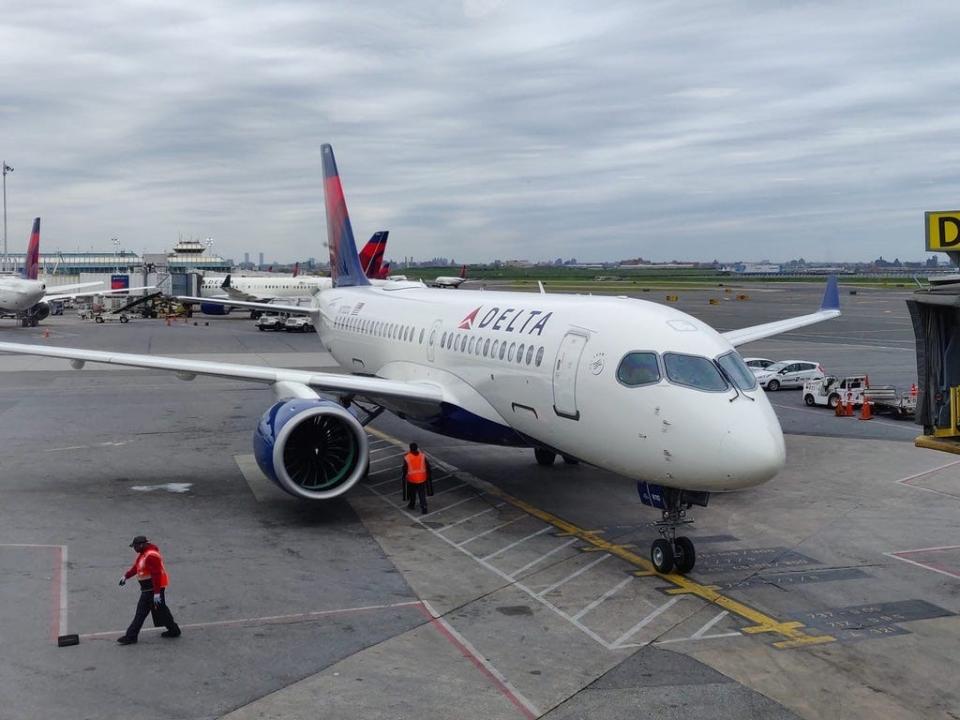 Delta A220.