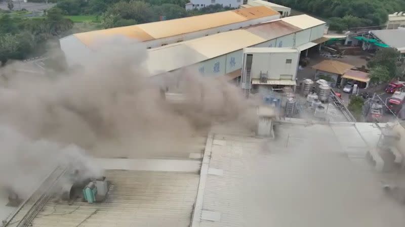 ▲聯華食品彰化北斗廠昨日清晨6時許發生火災，有20多人受濃煙嗆傷，其中7人宣告不治。（圖／翻攝畫面）