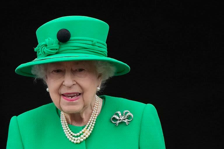 La reina Isabel II en el balcón del Palacio de Buckingham en Londres, el domingo 5 de junio de 2022, durante el Jubileo de Platino. (AP Foto/Frank Augstein, Pool, Archivo)