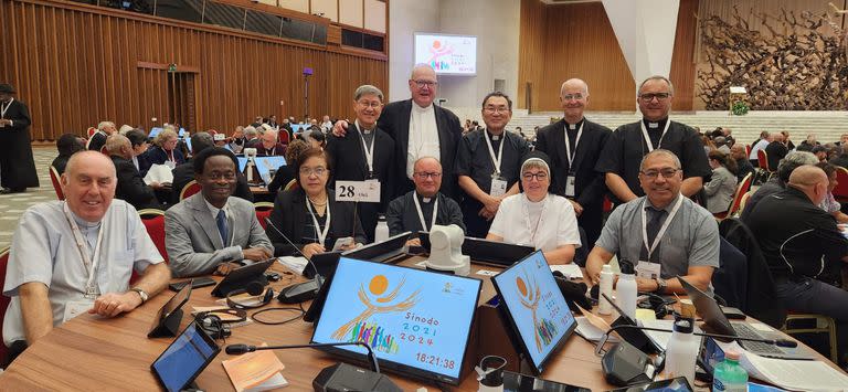 El padre James Martin con otros participantes en una de las mesas de trabajo del sínodo