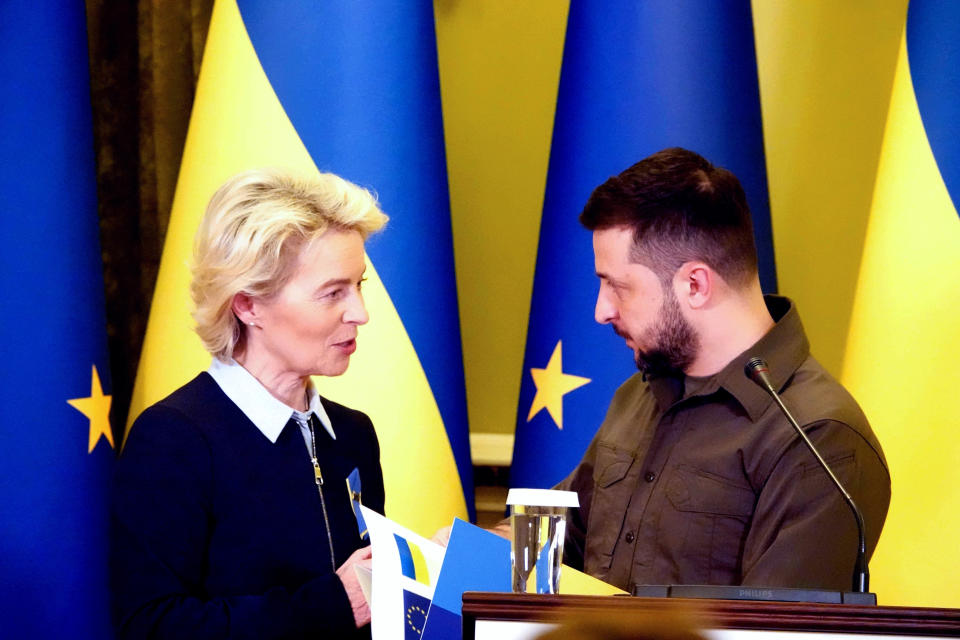 EU-Kommissionspräsidentin Ursula von der Leyen (l) spricht bei einer gemeinsamen Pressekonferenz mit Wolodymyr Selenskyj, Präsident der Ukraine (Bild: Michael Fischer/dpa)