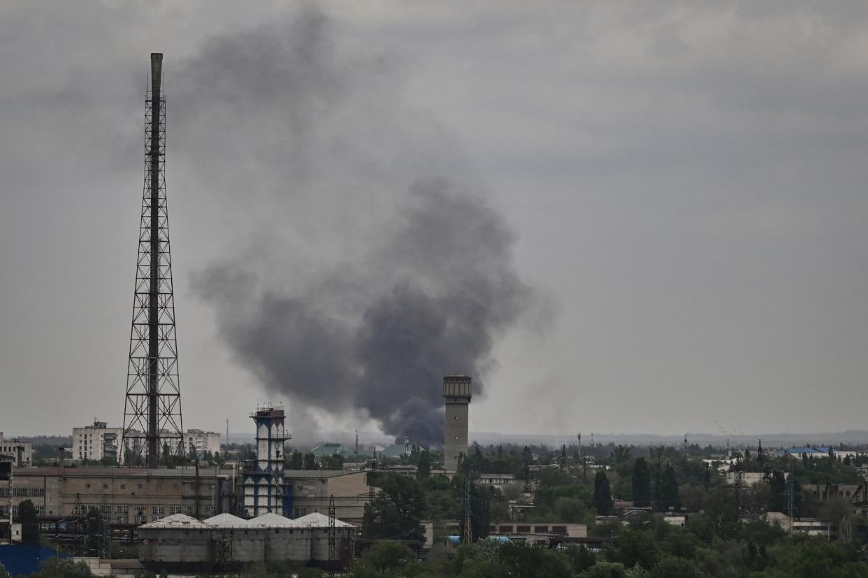 La ville de Severodonetsk est bombardée par l'armée russe le 21 mai 2022. - ARIS MESSINIS / AFP