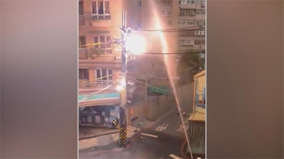 疑鳥巢造成高壓電線桿冒火　消防員澆淋滅火又爆炸