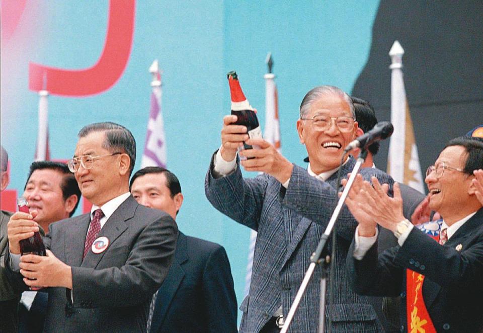 1996年首次總統直選，由李登輝搭配連戰代表國民黨，順利當選。（達志影像）