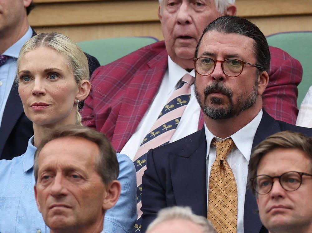 Dave Grohl und seine Frau Jordyn Blum beobachten gespannt das Tennisspiel in Wimbledon. (Bild: imago/i Images)