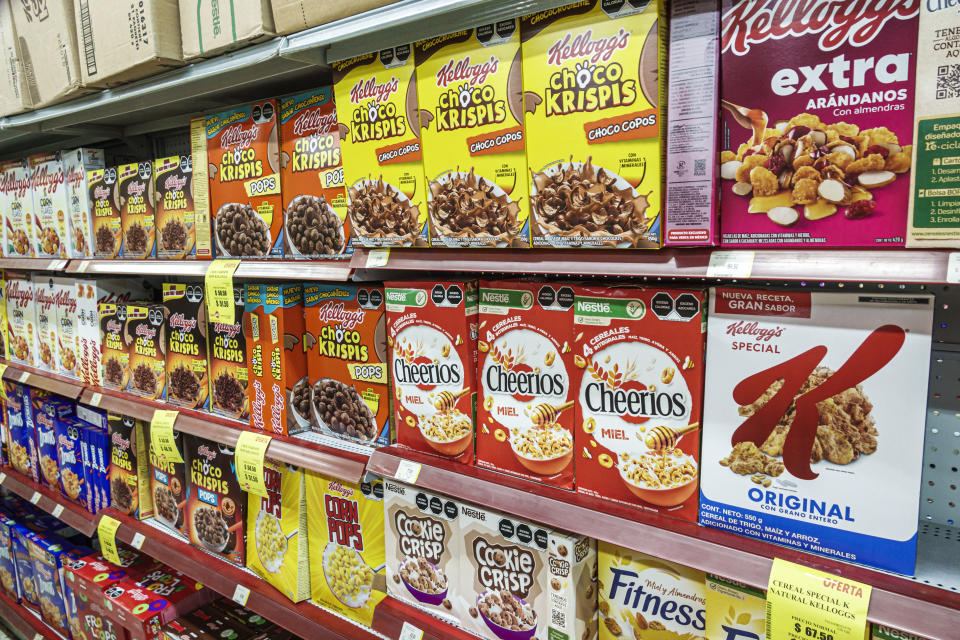 Grocery store cereal aisle featuring various brands like Kellogg's Choco Krispis, Cookie Crisp, Nestlé, Cheerios, and Kellogg's Special K