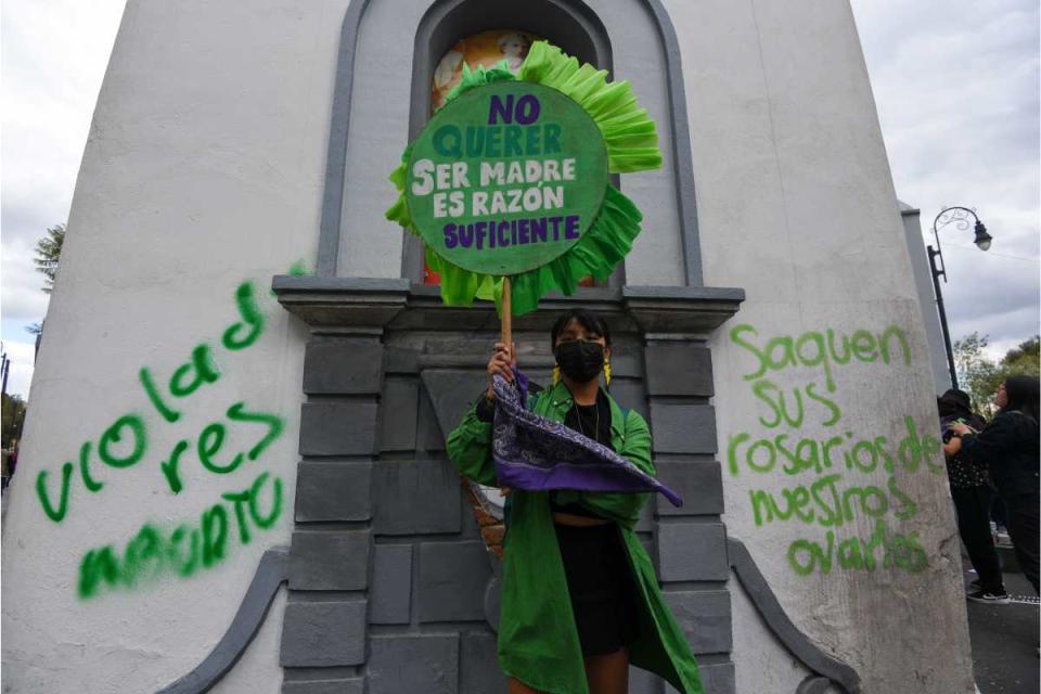 Una joven manifestante en Toluca sostiene un cartel que dice "No querer ser madre es razón suficiente" durante una marcha a favor de la despenalización del aborto. (Foto: Crisanta Espinosa | Archivo Cuartoscuro)