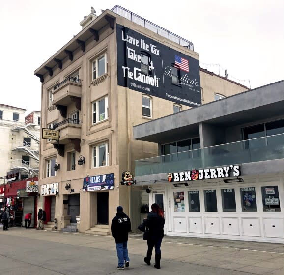 An anti-vaccination message on the side of a Venice apartment building.