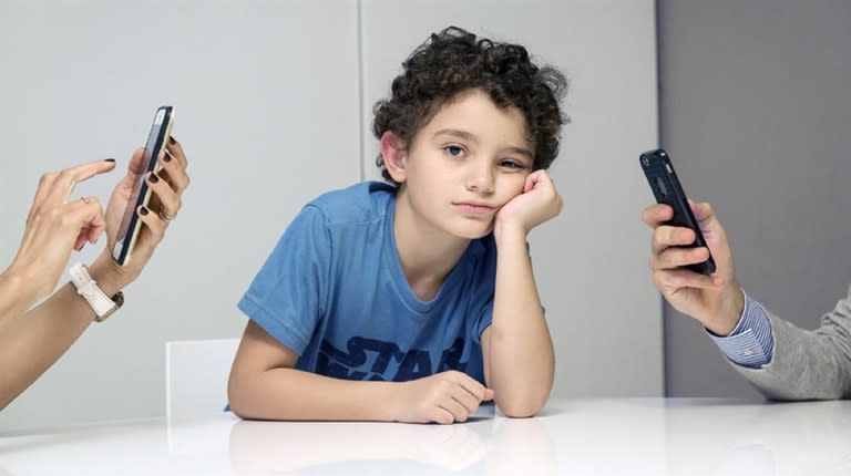 Un estudio indica que los chicos con padres que usan mucho el celular se portan peor.