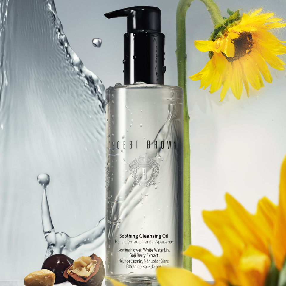 Bobbi Brown Soothing Cleansing Oil is an oil-rich, water-light cleanser that is as powerful as it is gentle. With 98% high-performing ingredients such as nourishing Botanical Oil Complex of Olive, Jojoba, Kukut Nut and Sunflower Seed Oils containing Omega fatty acids that leave skin soft, smooth, and glowing for hours. 