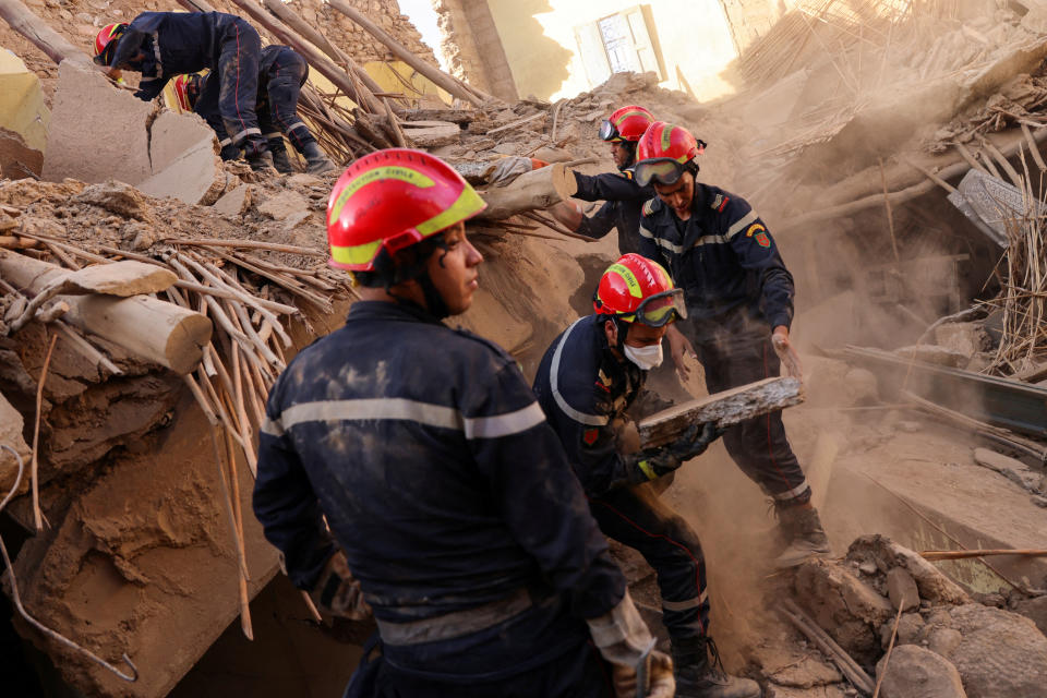 摩洛哥8日晚間發生規模6.8強震，災情慘重，逾5400人傷亡。救難人員持續搜尋生還者。（路透社）