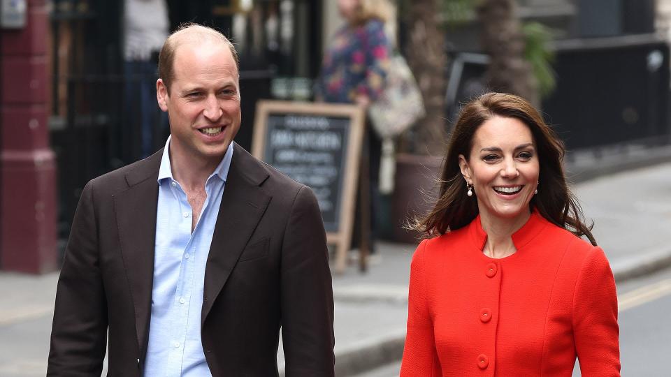 Prince william kate middleton arrive at Dog & Duck pub