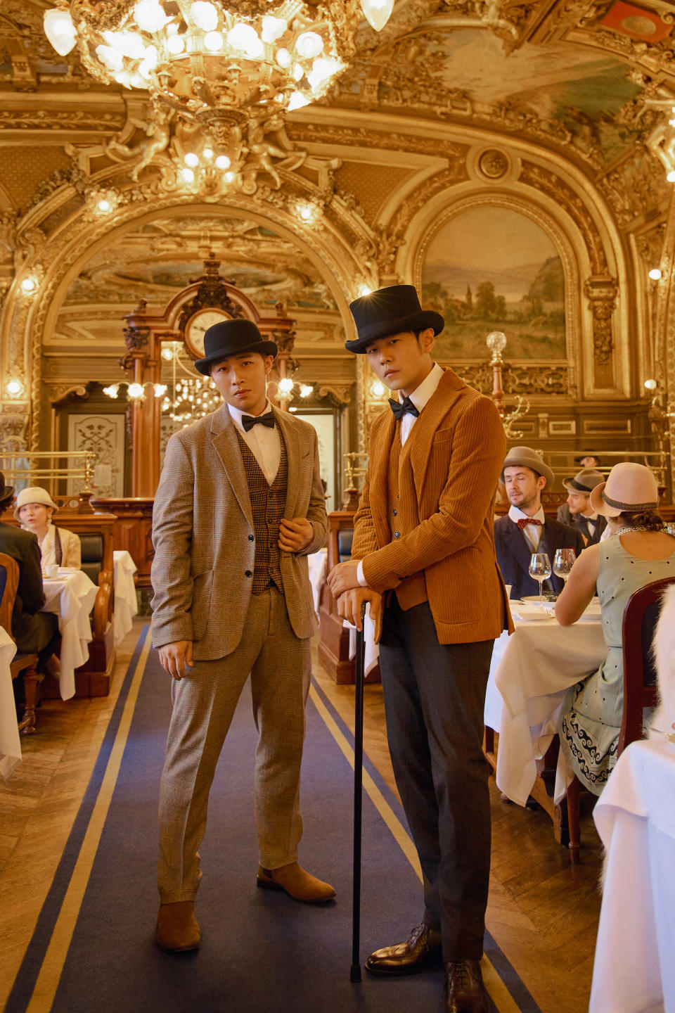 ▲周杰倫與友人穿梭時空來到1920 (場景／巴黎里昂車站的藍色列車餐廳)。