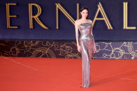<p>Llevando un vestido metalizado de Versace con escote palabra de honor y detalles drapeados, así llegaba Angelina Jolie el 24 de octubre al Rome Film Fest. Y es que la estrella estadounidense aprovechó el festival romano para celebrar la premiere de su nueva película: 'Eternals' (2021). Y lo hizo presumiendo de estilazo y de figura a sus 46 años. "Es una diosa", afirmó Donatella Versace <a href="https://www.instagram.com/p/CVbCHOotkt1/" rel="nofollow noopener" target="_blank" data-ylk="slk:en Instagram" class="link rapid-noclick-resp">en Instagram</a>. (Foto: Franco Origlia / Getty Images)</p> 