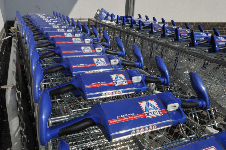 Einkaufswagen, Aldi Markt, Neukoelln, Berlin, Deutschland   (Photo by SchÃ¶ning/ullstein bild via Getty Images)