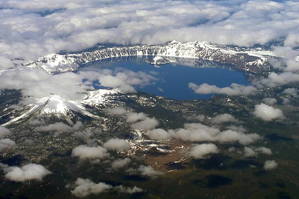 火山口湖 (Photo by Semionk, License: CC BY-SA 3.0, Wikimedia Commons提供, 圖片來源commons.wikimedia.org/wiki/File:Crater_Lake_2.jpg)