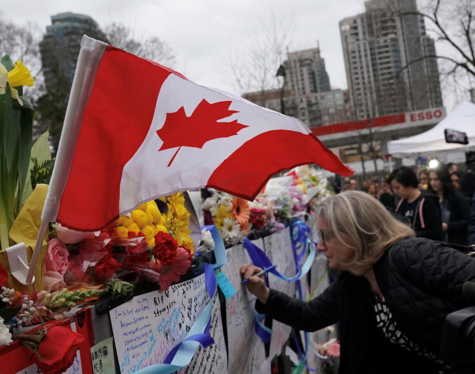 <p>A mourner writes a message on a makeshift memorial a day after a van struck multiple people along a major intersection in north Toronto, Ontario, Canada, April 24, 2018. (Photo: Carlo Allegri/Reuters) </p>