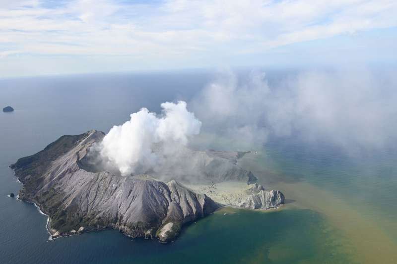 2019年12月9日，紐西蘭白島（White Island，Whakaari）的火山突然爆發，造成人員傷亡失蹤（AP）