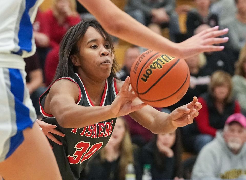 Fishers Tigers Hailey Smith (30) passes the ball Saturday, Dec. 17, 2022 at Hamilton Southeastern Royals in Fishers. The Fishers Tigers defeated Hamilton Southeastern Royals, 49-48. 