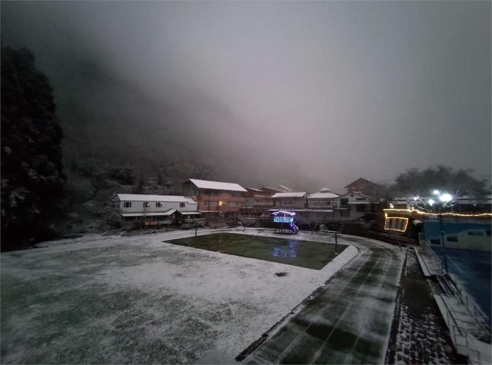 快新聞／寒流侵襲學校積雪 竹縣後山四校今宣布停課一天