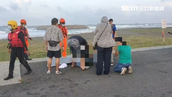 今晨尋獲父親遺體，太太跪地泣不成聲。（圖／翻攝畫面）