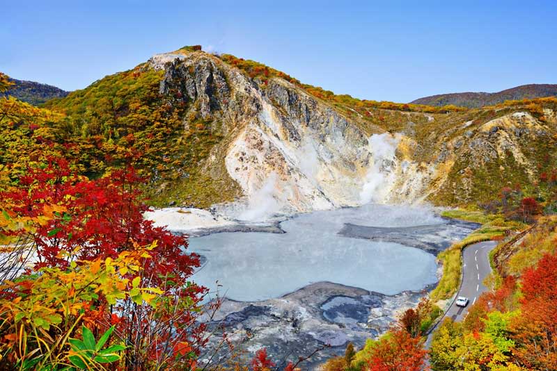 旅天下推出日本北海道賞楓行程，一口氣網羅5處賞楓名所，包括登別地獄谷，地熱蒸騰的白煙，替紅葉增添一抹神祕感。（旅天下提供）