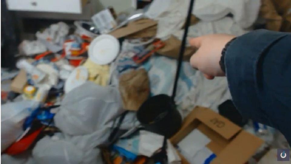 直播主指著自己堆滿垃圾的房間。(圖／翻攝自YouTube)