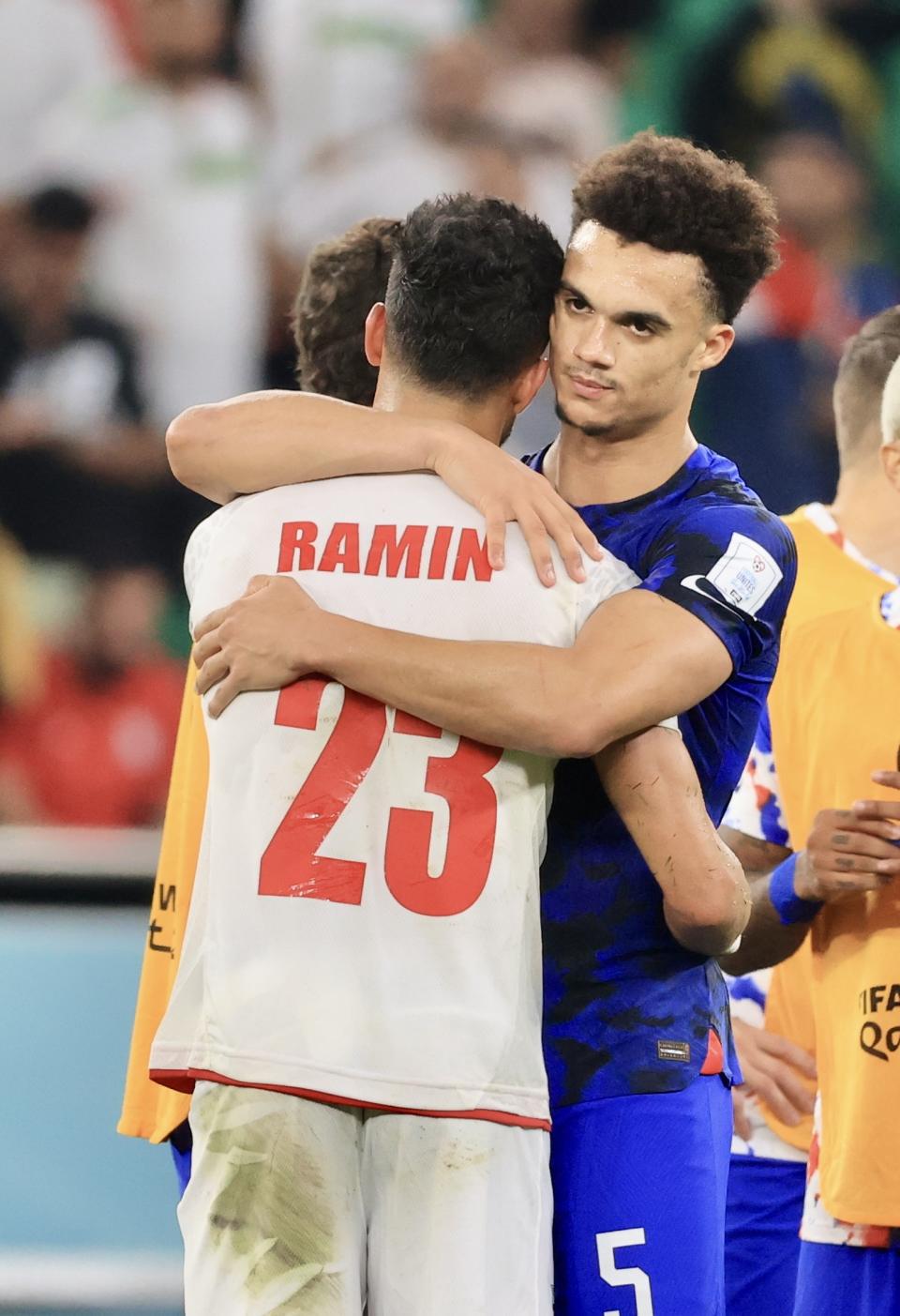 US-Spieler Antonee Robinson zeigte im Moment des Triumphs menschliche Größe und umarmte seinen iranischen Gegenspieler Ramin Rezaeian nach dem Schlusspfiff. (Bild: Mohammed Dabbous/Anadolu Agency via Getty Images)