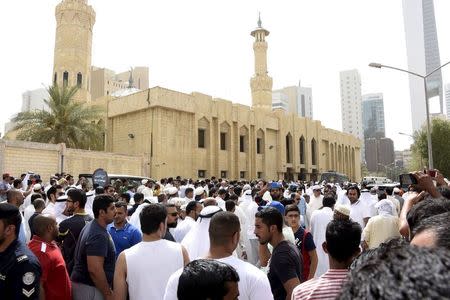 Crowds surround the Imam Sadiq Mosque after a bomb explosion following Friday prayers, in the Al Sawaber area of Kuwait City June 26, 2015. REUTERS/Jassim Mohammed
