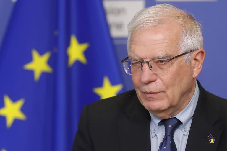 ARCHIVO - El jefe de política exterior de la Unión Europea, Josep Borrell, hace declaraciones a la prensa en la sede de la UE en Bruselas, 27 de febrero de 2022