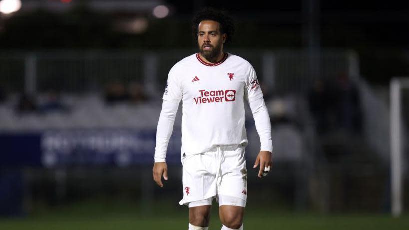 Tom Huddlestone wearing a Manchester United shirt