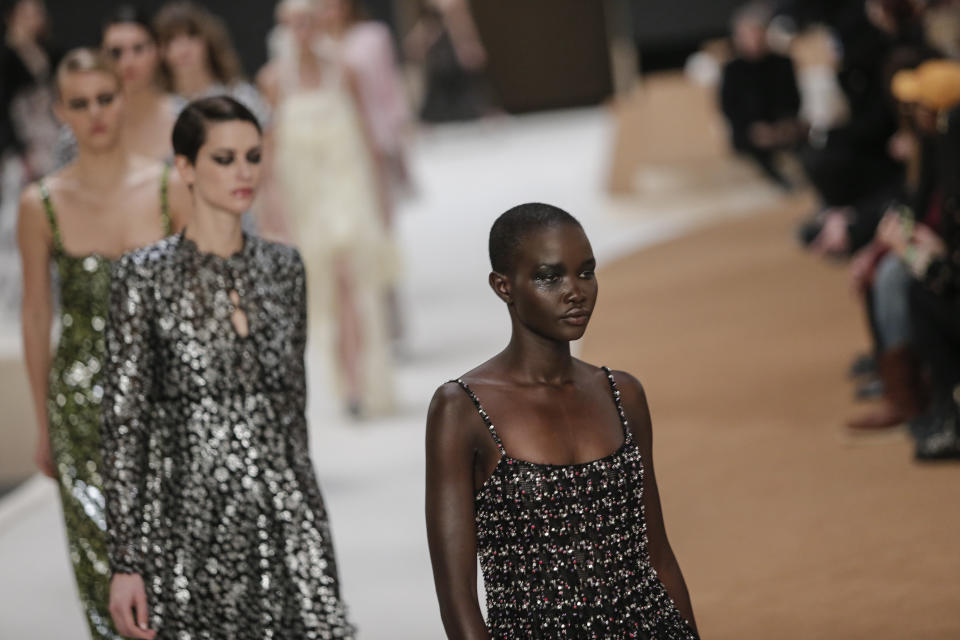 Modelos lucen creaciones para la colección de alta costura primavera-verano 2022 de Chanel, en París, el martes 25 de enero de 2022. (Foto AP/Lewis Joly)