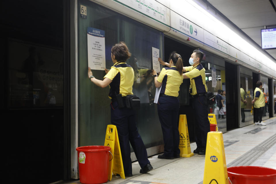 港鐵職員加緊張貼告示